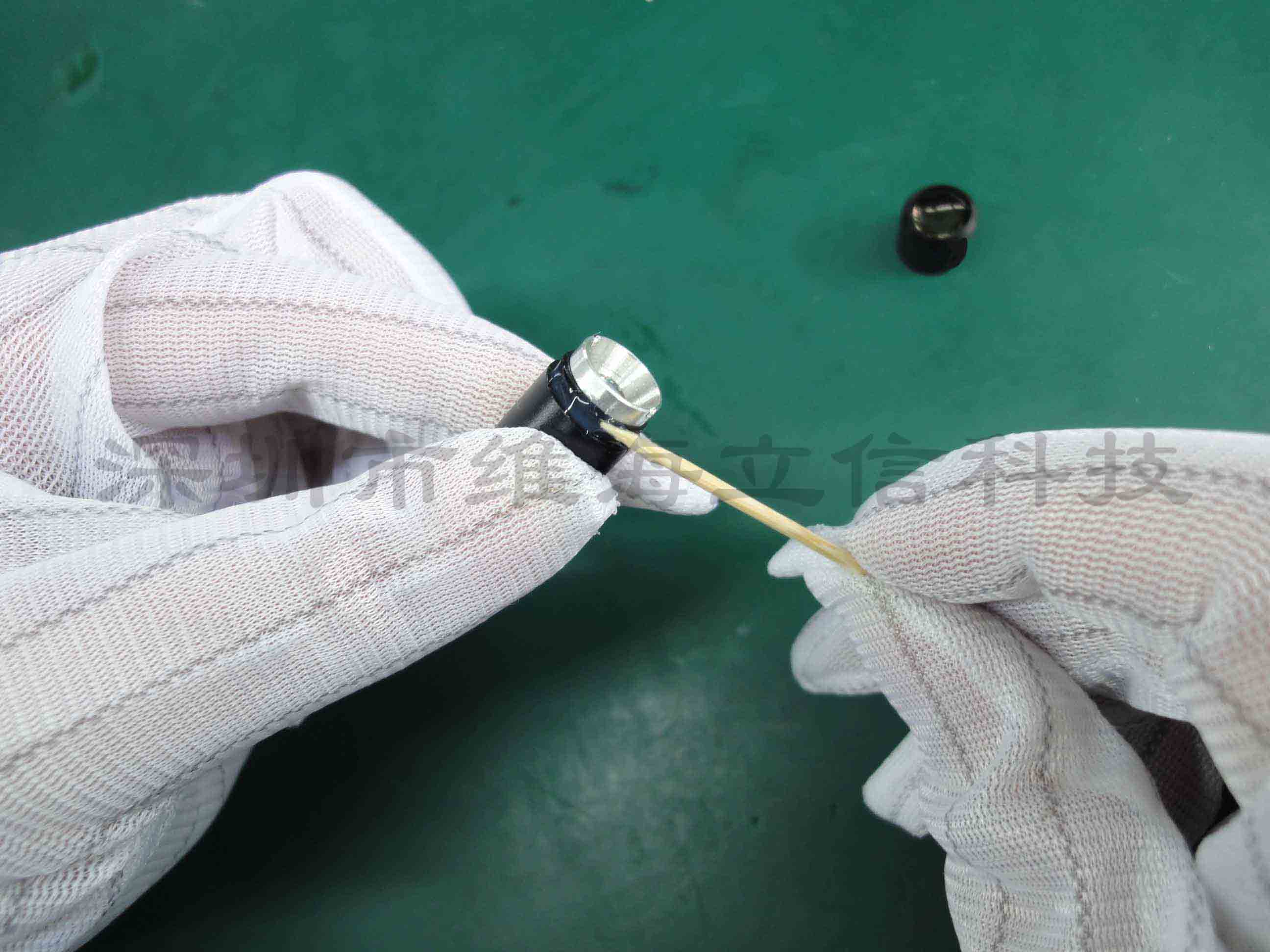 光學(xué)鏡頭uv膠水粘接選用維海立信uvled固化機(jī)